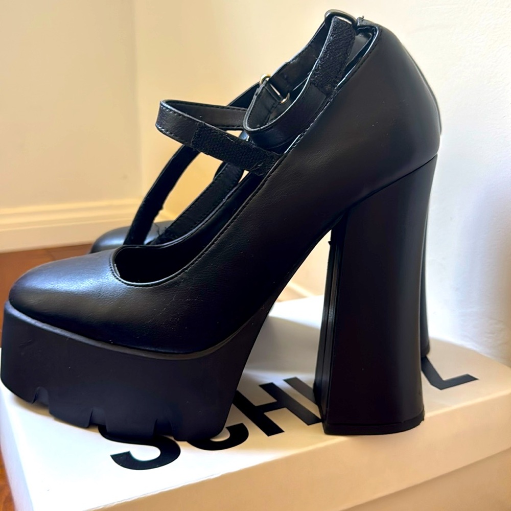 Steve Madden Platform Mary-Jane’s